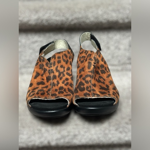Alegria Rosie Leopard Print Wedge Slip Resistant Sandals – Women’s 37 (US 7–7.5) - Picture 3 of 12